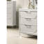 Commode contemporaine blanc perle glam avec poignées en acrylique, panneaux en relief et tiroirs à bijoux cachés pour un rangement élégant
