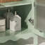 Meuble-lavabo de 79 cm avec lavabo rectangulaire en céramique, grand espace de rangement, rayures verticales et poignées argentées pour un design moderne et élégant. Profil incurvé, esthétique accueillante.