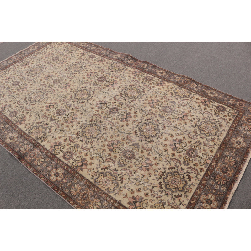 Un grand tapis turc rétro beige ajoute de la chaleur à votre décor de salon bohémien