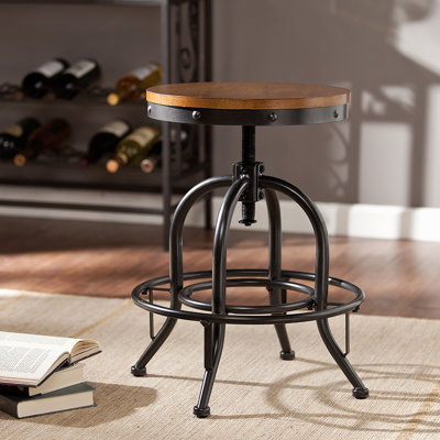 Tabouret industriel réglable avec un look récupéré, parfait pour des sièges polyvalents et élégants dans n'importe quelle pièce