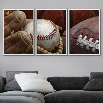 Gros plan sur un jeu de baseball bien usé avec gant de baseball, football et basketball - ensemble de 3 reproductions de photos