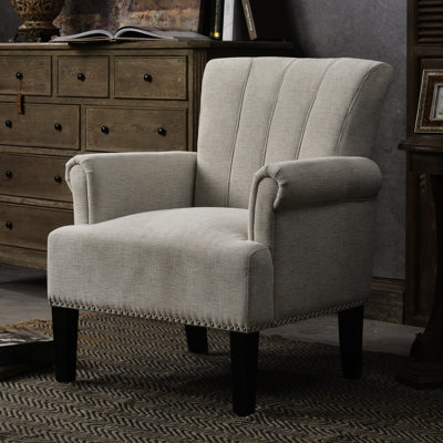 Fauteuil crème avec rivets décoratifs et design, structure en contreplaqué de pin massif, pieds carrés fuselés, accoudoirs roulés, dossier rainuré, siège à ressorts sinueux, coussin en mousse épaisse, tissu teinté, produit de 31 lb