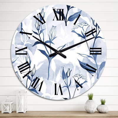 Horloge murale à motif fleurs bleues sur fond blanc