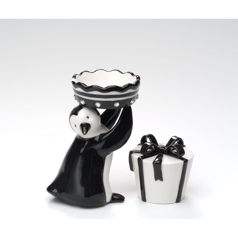 Ensemble de salière et poivrière Cosmos Cadeaux tenant un cadeau