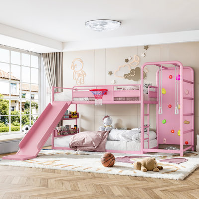 Lit superposé/mezzanine en métal avec panier de basketball, anneaux de traction, mur d'escalade, étagères intégrées et glissade