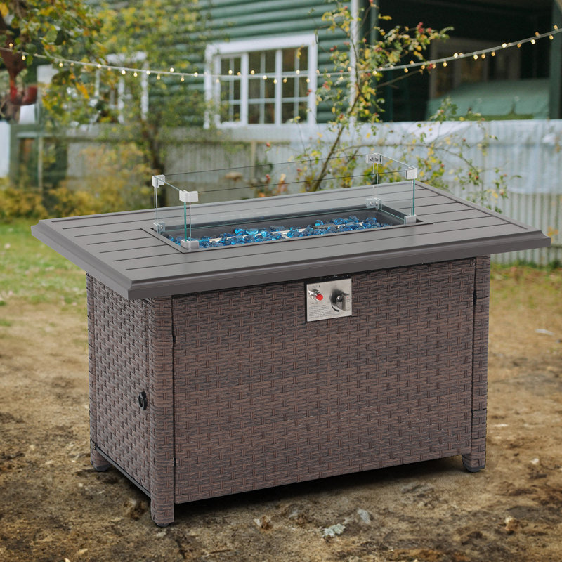 Table d'extérieur pour foyer d'extérieur au propane en rotin