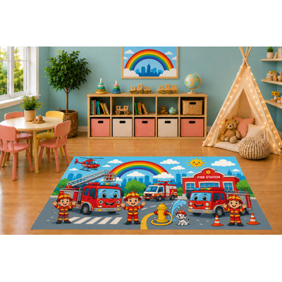 Tapis ultra-léger 152 x 213 cm (5' x 7') sur le thème des pompiers, avec de jolis camions de pompiers, une caserne et des pompiers arc-en-ciel, idéal pour décorer une chambre d'enfant, une salle de classe ou une chambre. Dos en silicone antidérapant, poils courts.