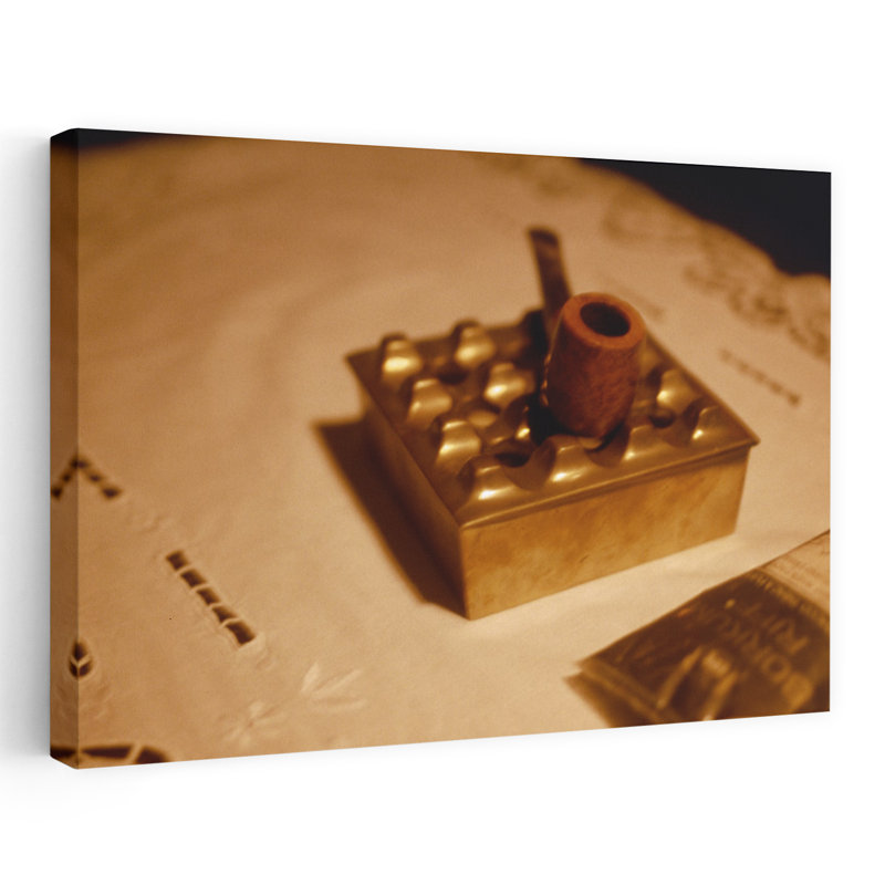 Gros plan d'une miniature sur une nappe fumant sur un napperon sur une table, art mural rétro, H 12 po x l 18 po