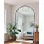 Miroir surdimensionné arqué en métal surdimensionné-570231710-538980990