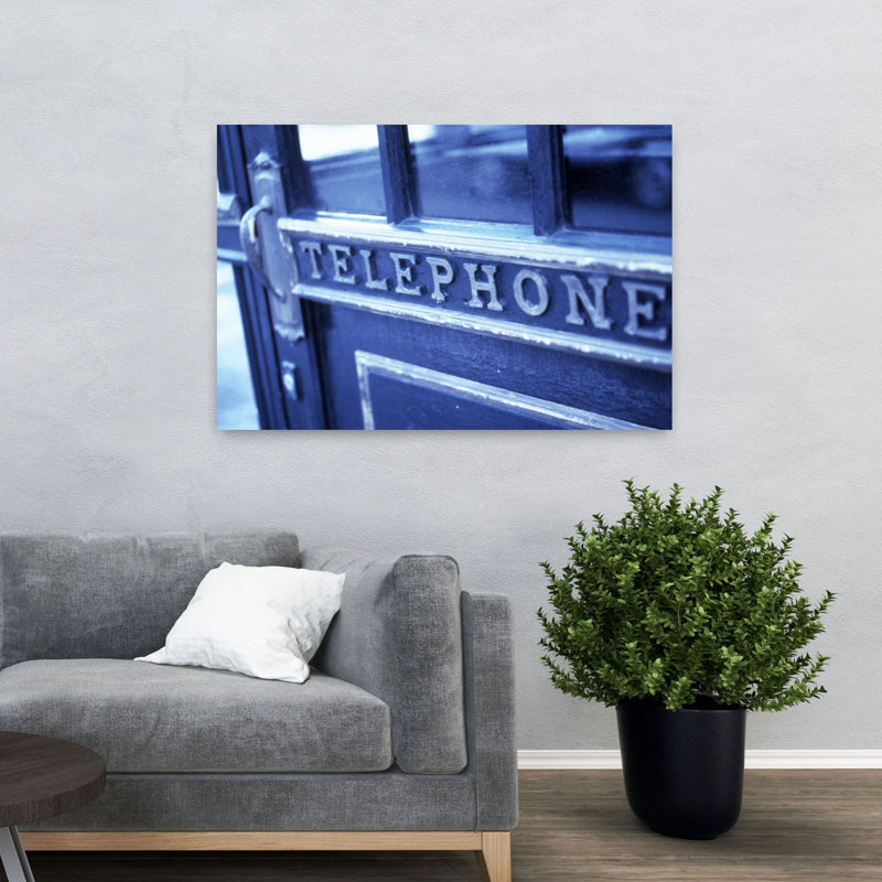 Gros plan sur une cabine téléphonique bleue, art mural abstrait contemporain, H 32 po x l 48 po
