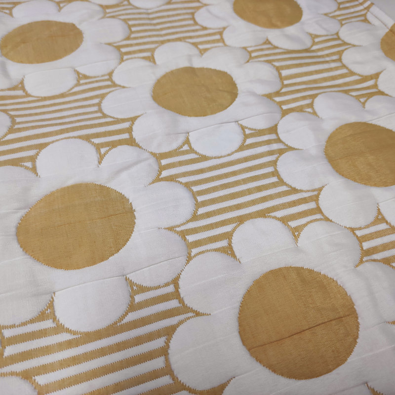 Yellow and White Reversible Twin Quilt Set with Daisy Pattern