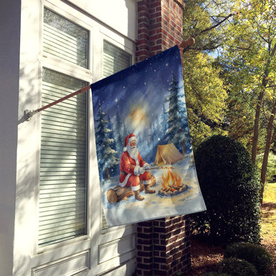 Père Noël campant près du feu, drapeau de la maison de Noël