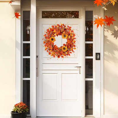 Couronne de porte d'automne chaleureuse, décoration d'automne rustique avec tournesols, détails de citrouille, feuilles d'eucalyptus et décorations de baies pour la maison et le porche
