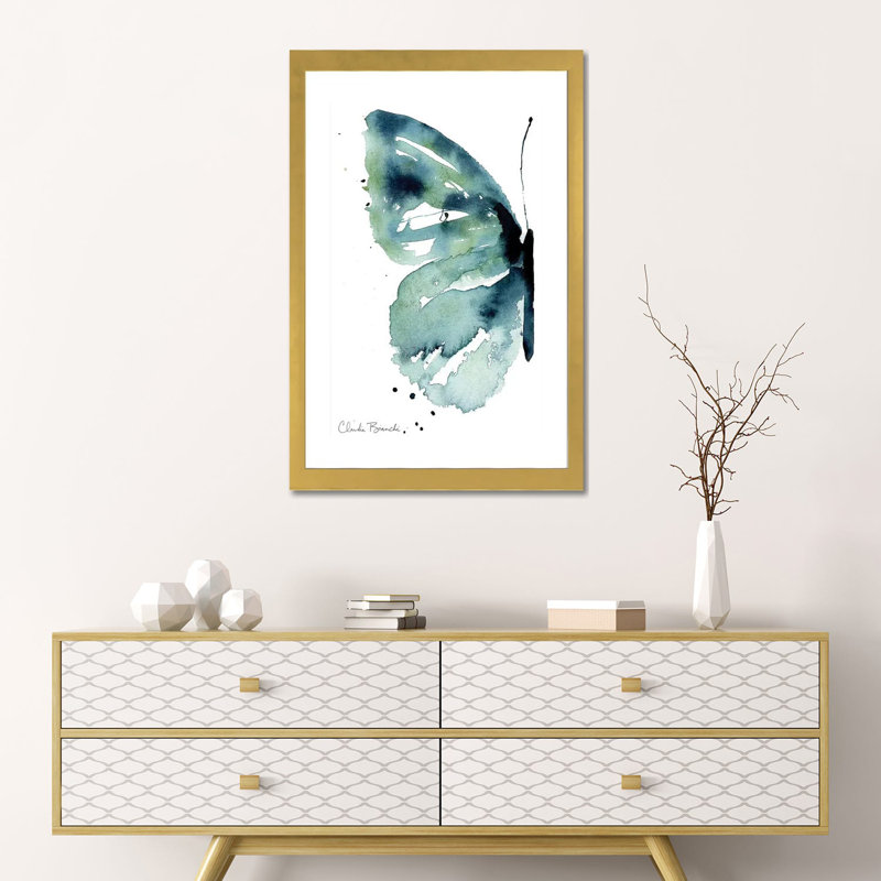 « Blue Butterfly Half » par Claudia Bianchi, reproduction d’art, H 24 po x l 16 po x P 1 po, Papier encadré doré, Blanc