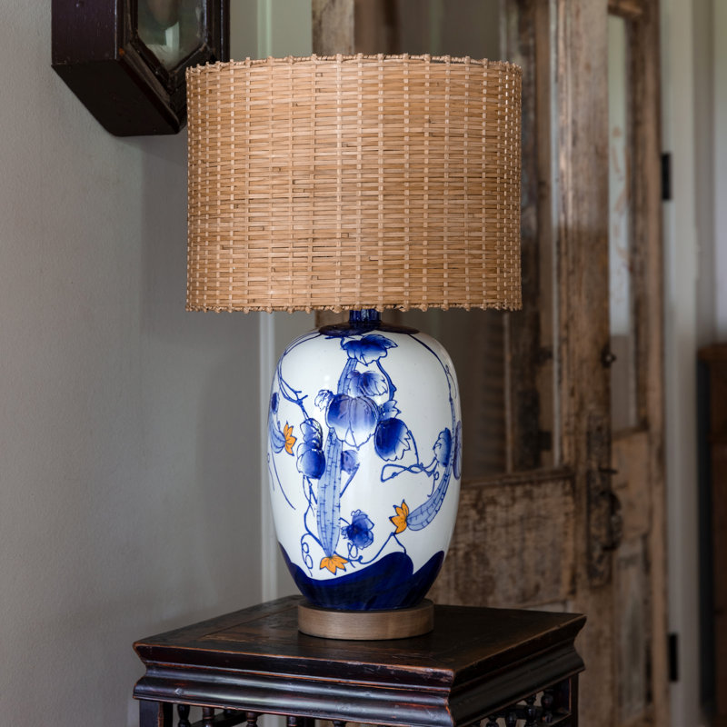 Lampe de table en porcelaine avec abat-jour tissé