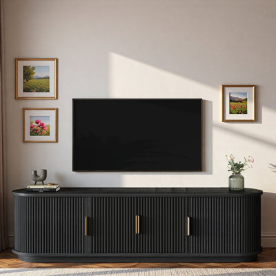 Meuble télé en bois avec porte tambour coulissante cannelée, tablettes réglables, espace de rangement, poignées dorées et trous pour câbles