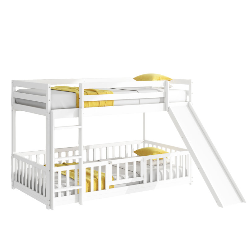 Élégant lit simple superposé au-dessus du sol avec glissade de divertissement, porte pratique et garde-corps sécuritaire pour la chambre à coucher en bois de pin massif dans une pièce amusante et fonctionnelle
