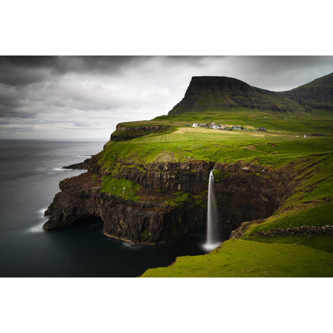 Die atemberaubende Aussicht auf Gasadalur mit einem Wasserfall