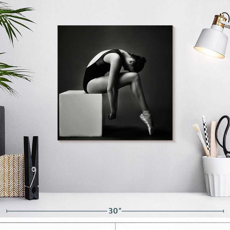 Danseur de ballet Enn sur une boîte, H 16 po x l 16 po