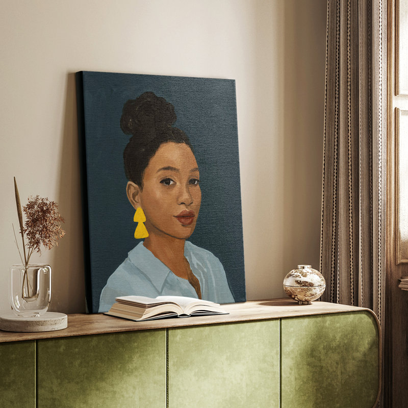 Personnage dans une boucle d'oreille jaune - galerie Cavas sur mesure, H 27 po x l 18 po
