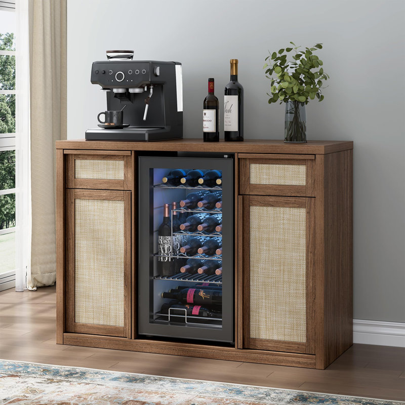 Armoire-bar 50,4 po en rotin avec mini-réfrigérateur, rangement pour le vin et station de chargement, Brown