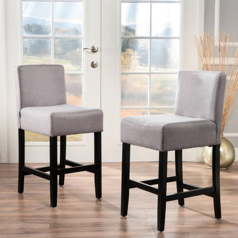 Tabouret de comptoir Kd (2), abat-jour gris, P 17,75 po x l 23,20 po x H 37,73 po, base en bois massif, tissu d'ameublement 100% gris chic et élégant