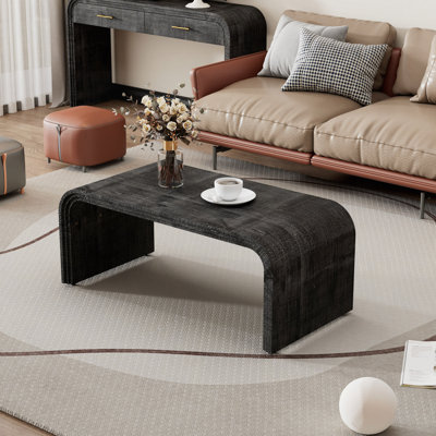 Table basse minimaliste avec un design Art déco incurvé pour le salon ou la salle à manger
