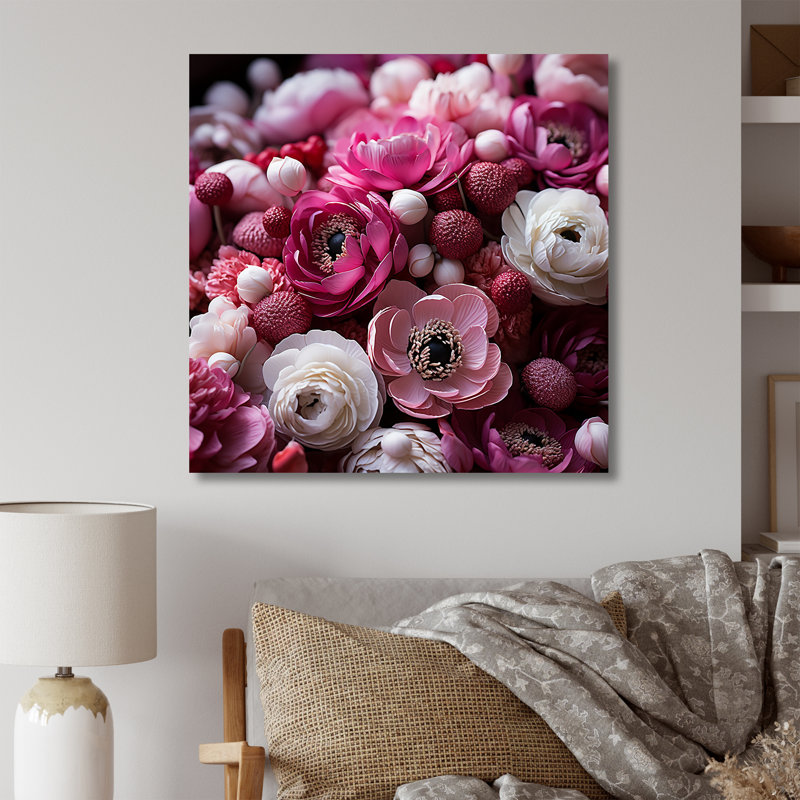 «White Ranunculus Radiance Layers Of Beauty» - art mural Renoncule, Cadre simple argenté, H 36 po x l 36 po x P 1,5 po