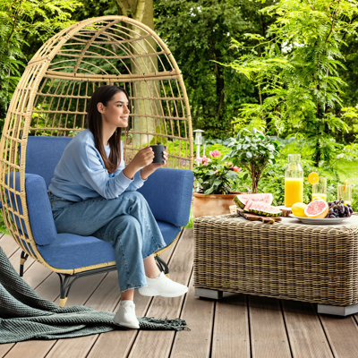 Chaise de patio avec coussins Alyssha
