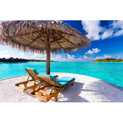 Deux chaises et un parasol sur une plage tropicale par Mvaligursky - Photographie sur toile tendue