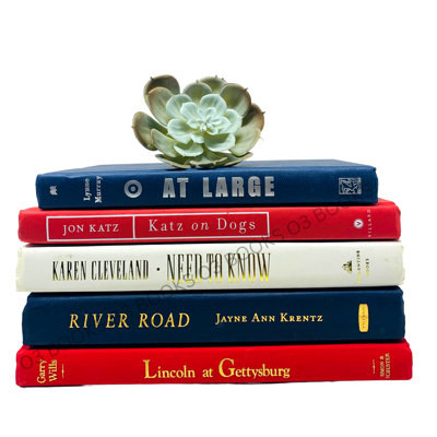 Livres décoratifs rouges, blancs et bleus