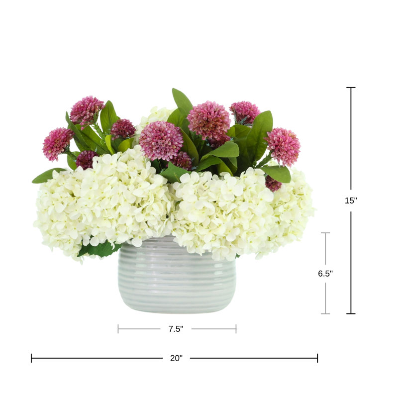 Arrangement d'hortensias et de dahlia dans un vase strié