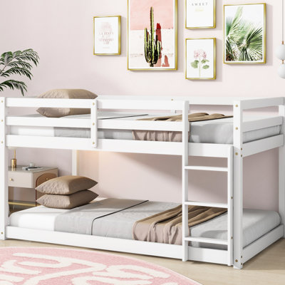 Lit mezzanine simple au-dessus blanc Construire. Augmentez l'organisation de votre chambre à coucher. Un processus d'assemblage simple, robuste et fiable. Extra sous l'espace. Guide facile