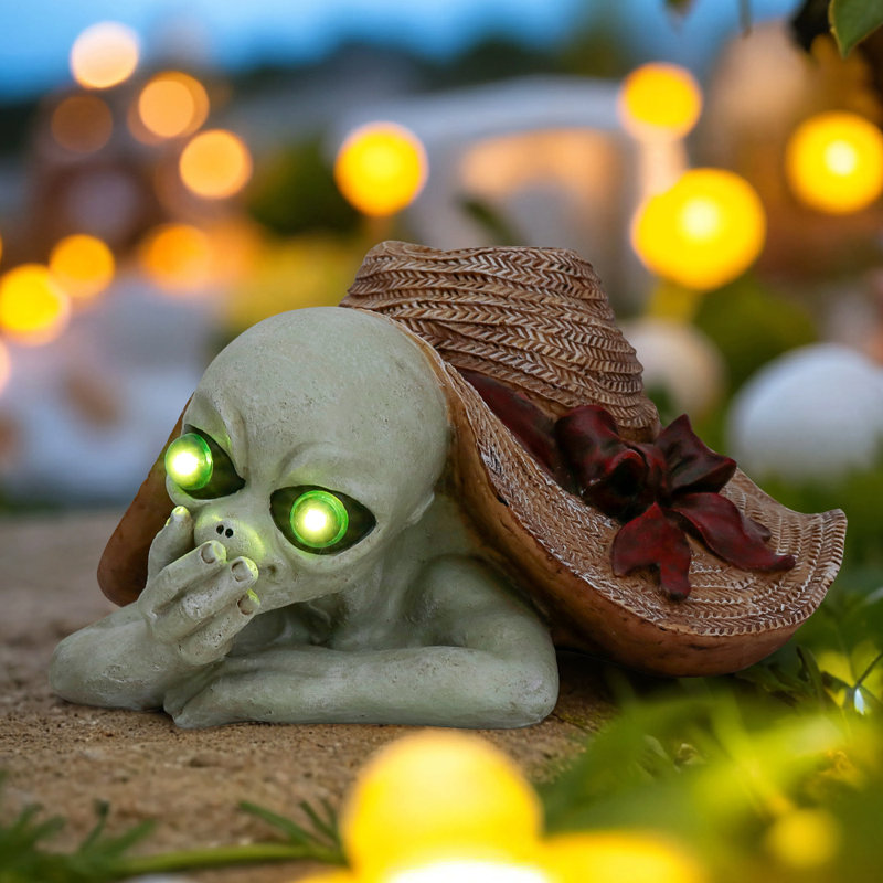 Alien rougeoyant à énergie solaire | Chapeau de paille et pose allongée, lumières automatiques la nuit, jardin en scène de science-fiction