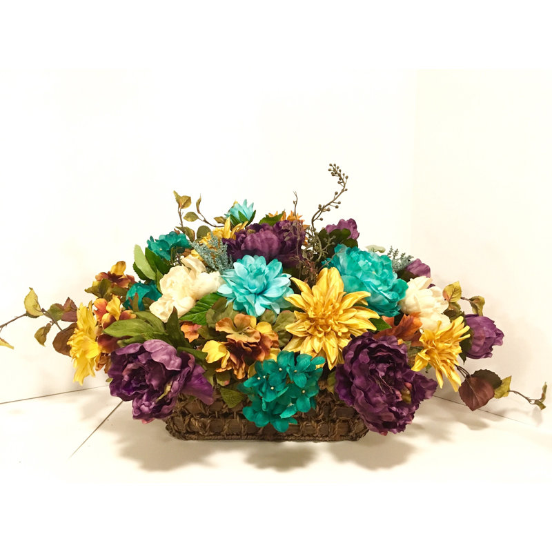 Arrangement floral long dans un panier