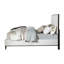 Lit gris très grand en tissu gris - conception moderne avec structure en bois, maison de revêtement confortable et pratique