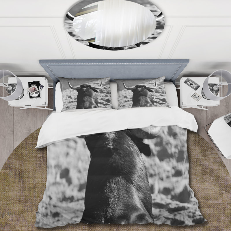 Portrait monochrome d'un taureau espagnol II - ensemble de housse de couette Farmhouse - microfibre de polyester