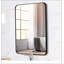 Élégant miroir mural rectangulaire en métal noir pour salle de bain moderne, parfait pour rehausser tout espace contemporain.