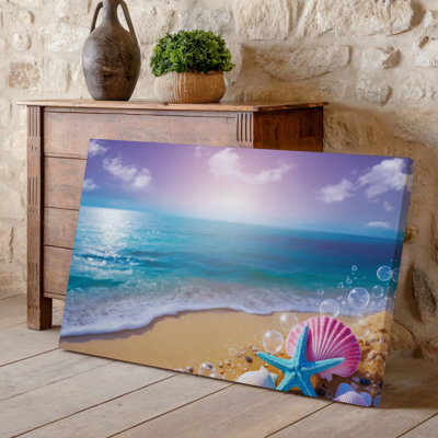 Toile, une scène de plage sereine capturée dans de douces teintes pastel avec art mural Un rivage doux où des vagues délicates embrassent le sable