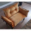Canapé-lit futon deux places couleur moutarde riche, structure en métal, profondeur 125 cm, largeur 61 cm, hauteur 89 cm. Modèle moutarde avec support, profondeur 124 cm, largeur 61 cm, hauteur 89 cm, poids 13,6 kg