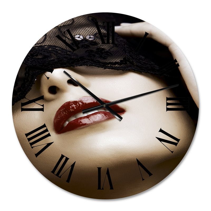 Portrait d'une femme moderne avec un masque - horloge murale moderne, Petit