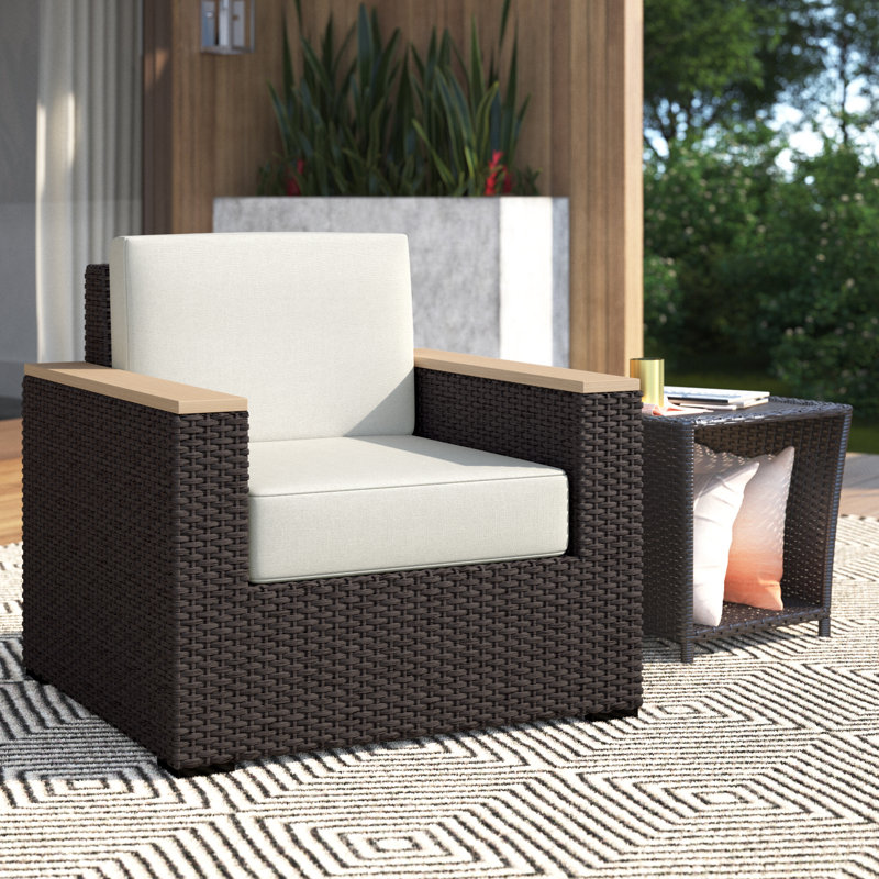 Chaise de patio en osier avec coussins Mcclaskey, Crème performance