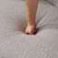Canapé d'angle gris incurvé avec accoudoirs ronds, 2 places, compression, pour toutes les pièces, sans montage, entretien facile, soutien ergonomique, confort optimal, idéal pour le salon ou le bureau.