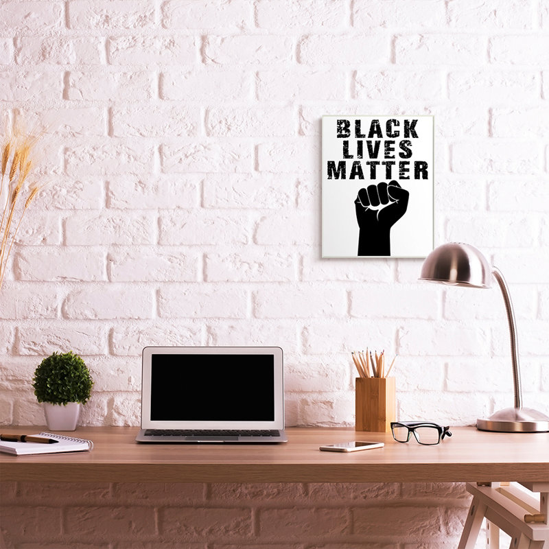 «Black Lives Matter Distress Typographie Raised Fist» par Marcus Prime - impression d'art graphique, Plaque murale