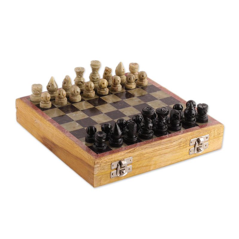 Jeu d'échecs en bois et pierre à savon Novica