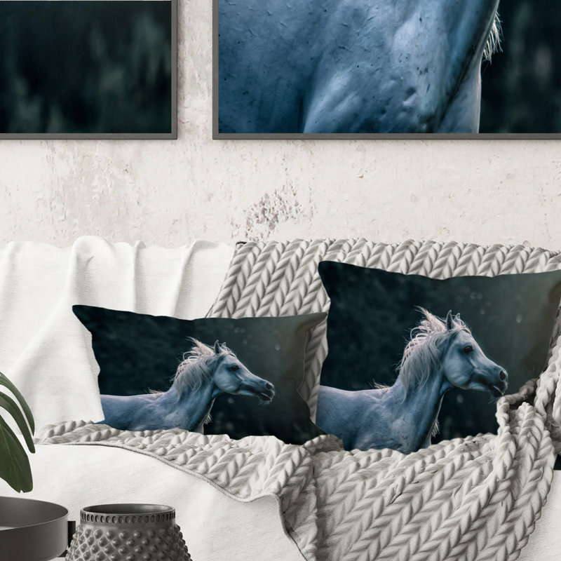 Étalon blanc blanc galopant à travers un pré - Coussin décoratif traditionnel imprimé, 18 po x 18 po