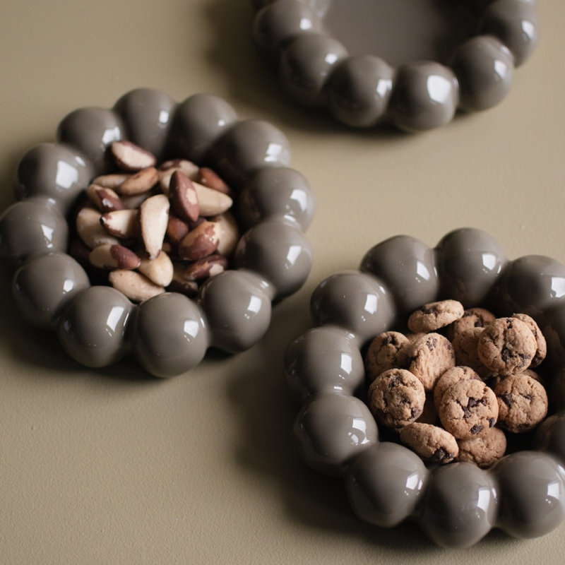 Assiette brillante, Gris