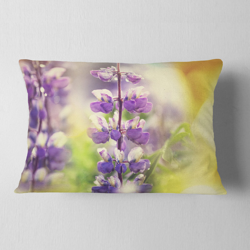 Coussin lombaire à fleurs près de lop