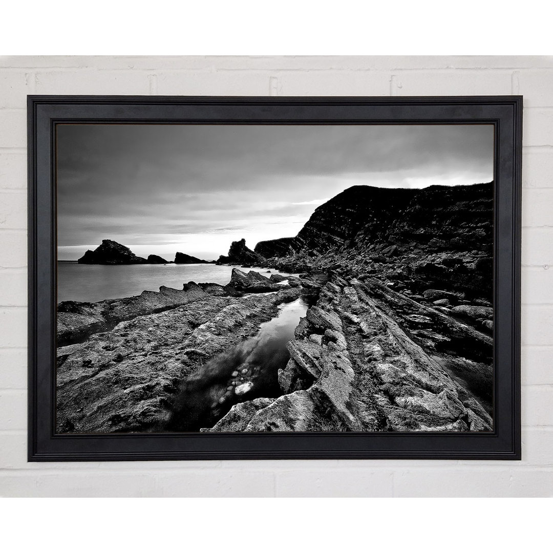 B N W Cliffs Around The Ocean Gerahmter Druck 9491