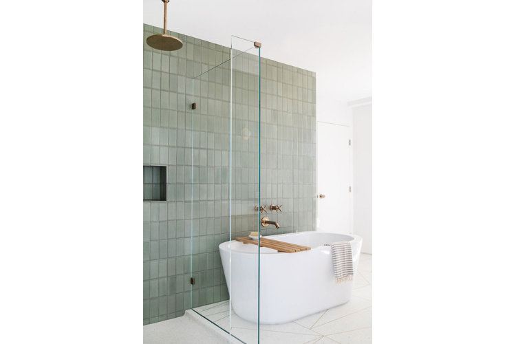 Salle de bain moderne avec baignoire autoportante arrondie